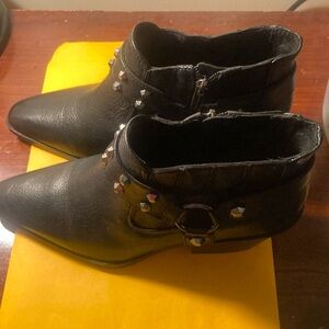 Boot size 8 1/2 medium